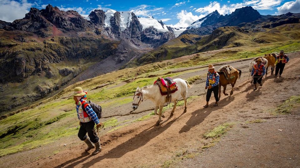 Arrive before the crowd to the Mountain in private service - Red Valley viewpoint: optional extra time after the main moment