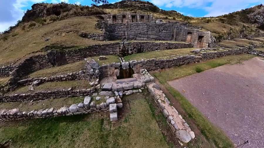 Cusco : Half-Day Explore Inca Ruins qoricancha sacsayhuaman - The bilingual guide reality: English support with possible Spanish tilt