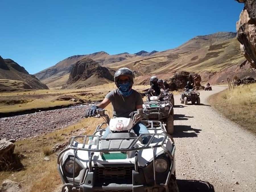 Excursion to Rainbow Mountain in ATV. - The Cusipata breakfast stop and the road south: what you’re lining up for