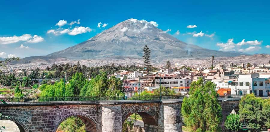 From Arequipa: Mirabus City Tour | Yanahuara Viewpoint | - Yanahuara viewpoint: where the photos do most of the work