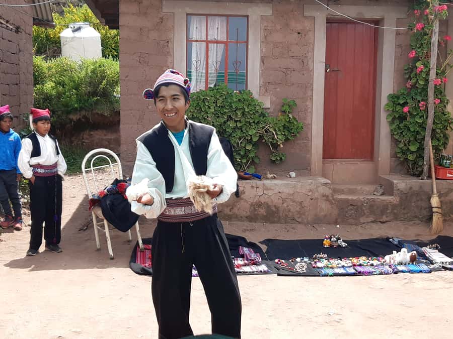 From Cusco: Lake Titicaca with a visit to Uros and Taquile - From Cusco to Puno: the long scenic day that sets the tone