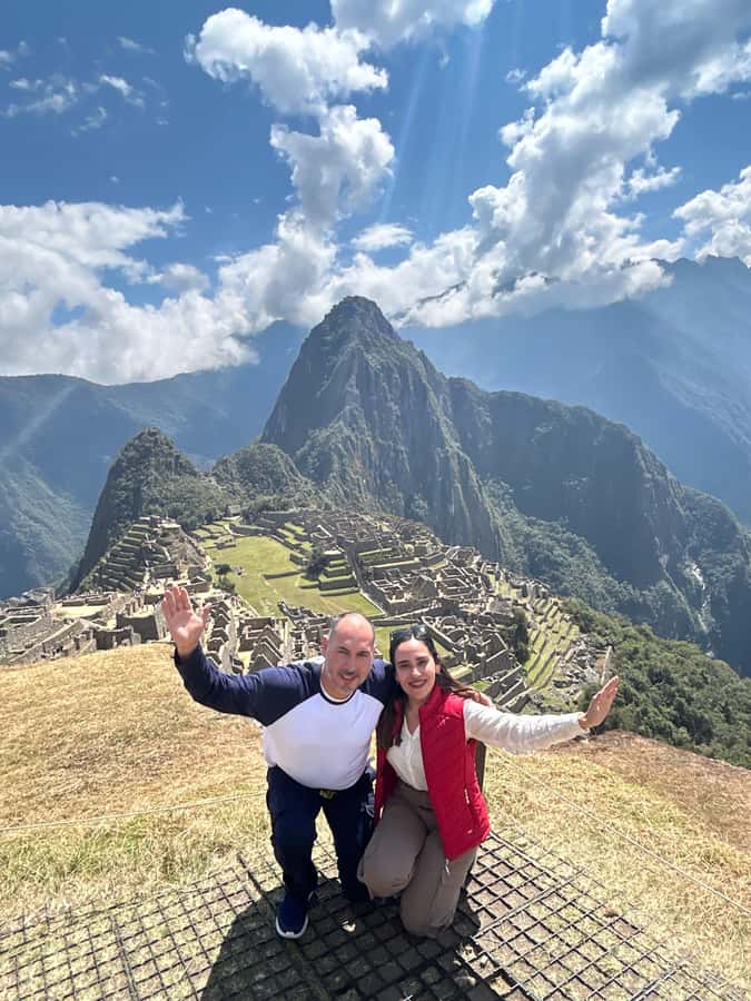Machu Picchu: Private Tour Guide Service for up to 15 people - Getting up to the site from Aguas Calientes