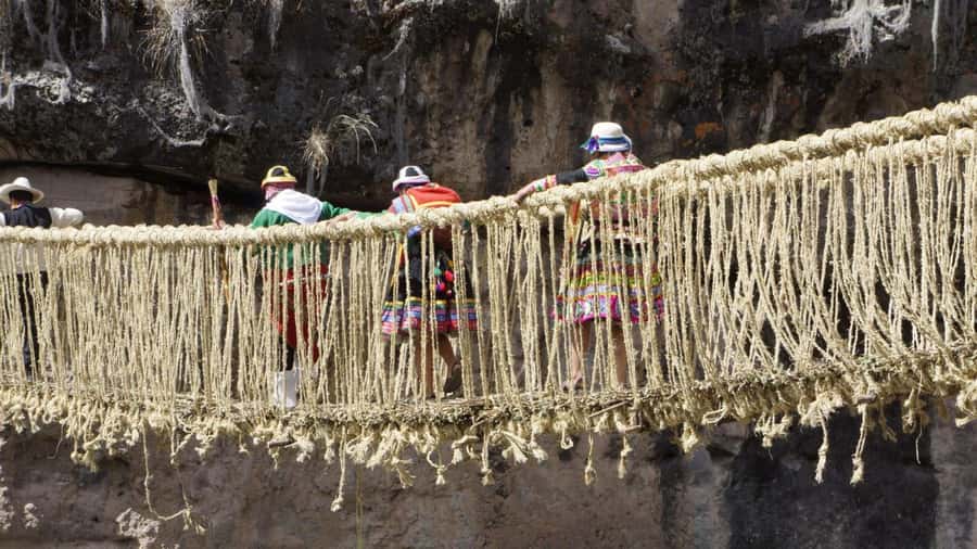 Queswachaka : Tour Inca bridge - The road south to Quehue: what the bridge stop actually means