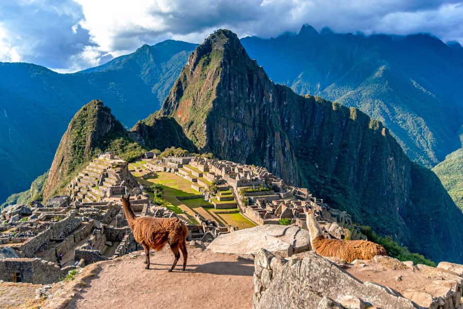 Tour Machu Picchu + Mountain of Huayna Picchu 2 days - Day 1: Cusco to Ollantaytambo, then the arrival in Aguas Calientes